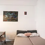 Central Apartment Great For Couples Or Small Families
